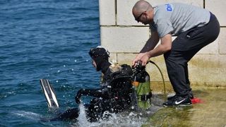 4. Dive In festival zapoceo je danas na rivi. Akcija ciscenja podmorja. Photo: Dino Stanin/PIXSELL