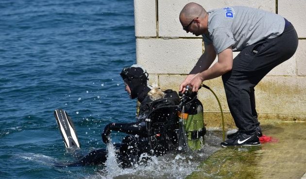4. Dive In festival zapoceo je danas na rivi. Akcija ciscenja podmorja. Photo: Dino Stanin/PIXSELL