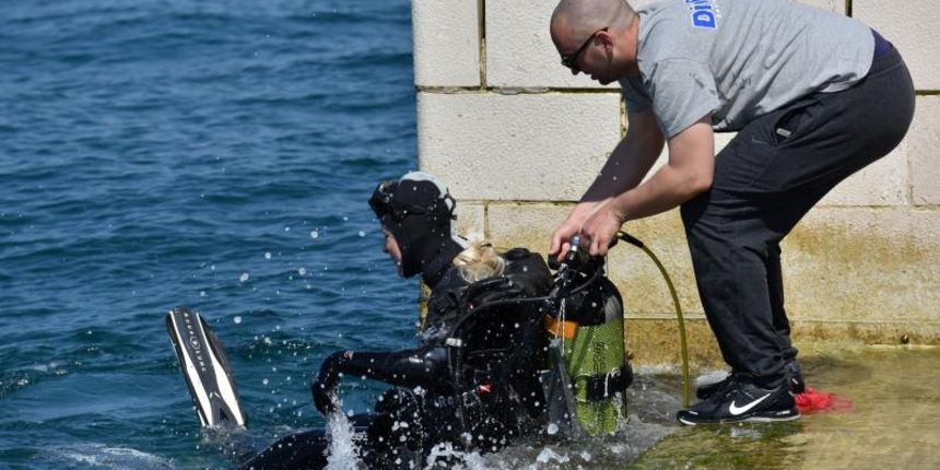 4. Dive In festival zapoceo je danas na rivi. Akcija ciscenja podmorja. Photo: Dino Stanin/PIXSELL