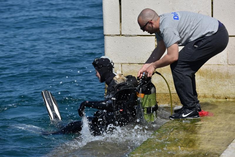 4. Dive In festival zapoceo je danas na rivi. Akcija ciscenja podmorja. Photo: Dino Stanin/PIXSELL