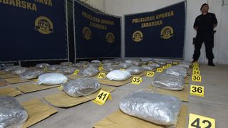 Veliki ulov zadarske policije: Na autocesti zapljenili 52 kg marihuane Veliki ulov zadarske policije: Na autocesti zapljenili 52 kg marihuane