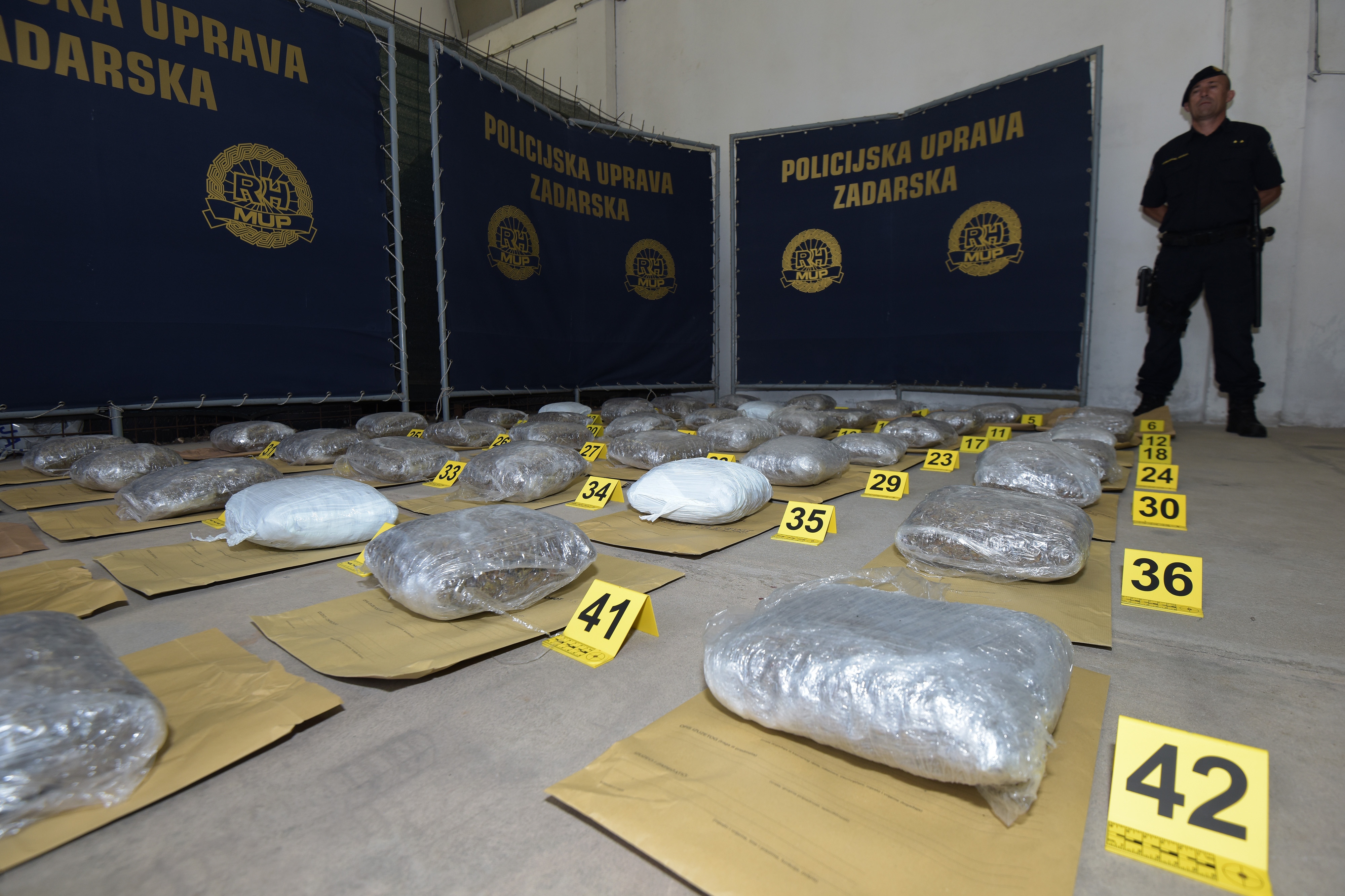 Veliki ulov zadarske policije: Na autocesti zapljenili 52 kg marihuane Veliki ulov zadarske policije: Na autocesti zapljenili 52 kg marihuane