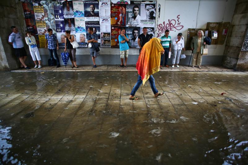 Opis  30.07.2014., Zadar – Ciklona Melisa jutros je na zadarsko podrucje donijela snazno nevrijeme praceno kisom i grmljavinom. Photo: Filip Brala/PIXSELL Autor  Filip Brala/PIXSELL Ključne riječi  ciklona, melisa, fronta, kisa, nevrijeme