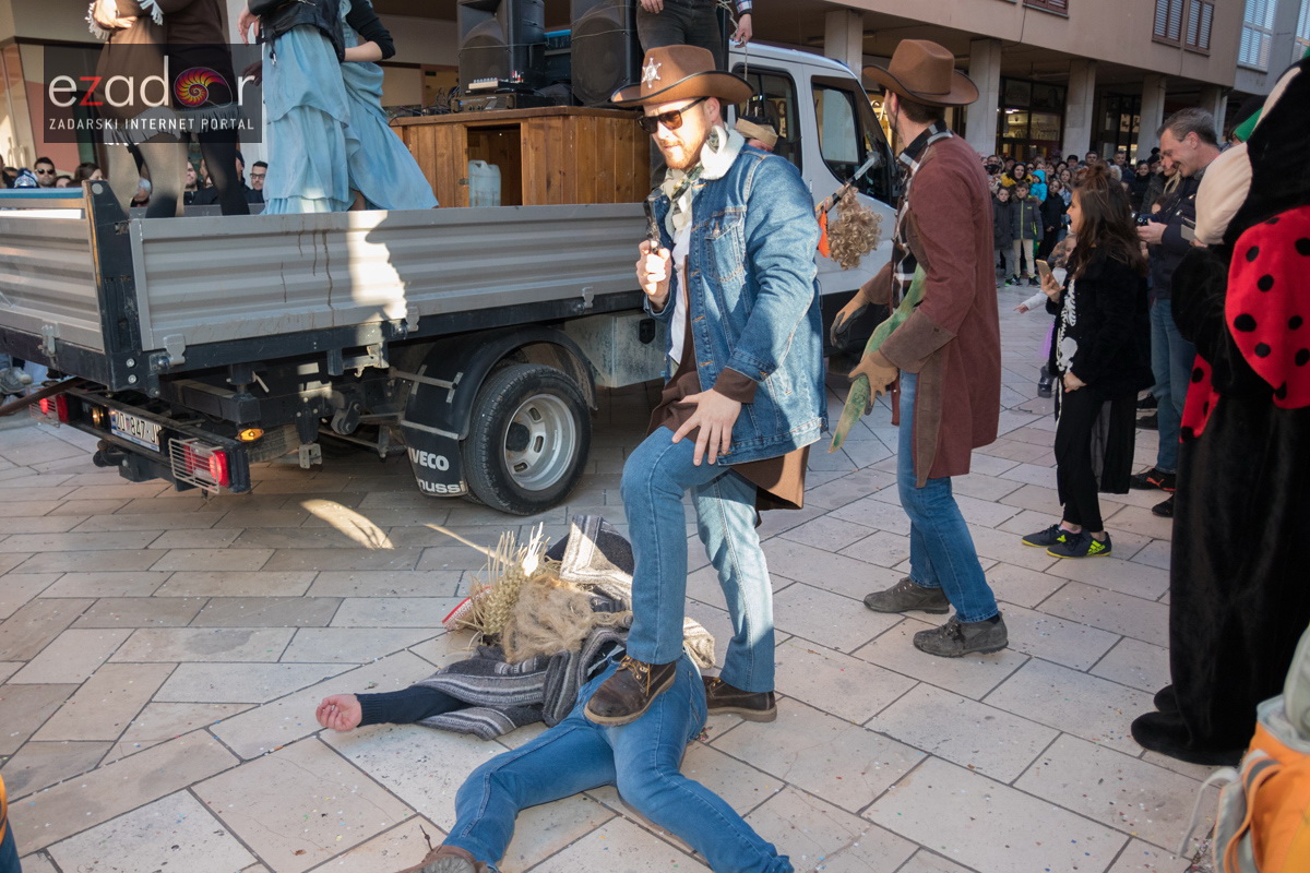 Zadarski karneval 2018: Povorka maškaranih skupina od Gradskih vrata preko Foruma do Narodnog trga Zadarski karneval 2018: Povorka maškaranih skupina od Gradskih vrata preko Foruma do Narodnog trga