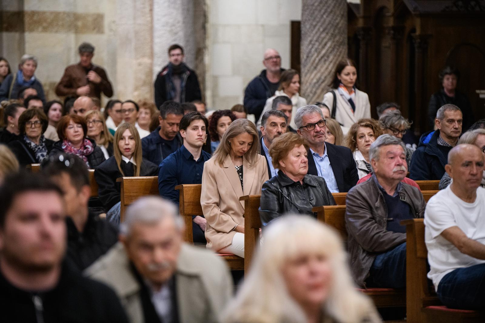Nadbiskup Zgrablić predvodio Službu Muke Gospodnje u katedrali sv. Stošije Nadbiskup Zgrablić predvodio Službu Muke Gospodnje u katedrali sv. Stošije