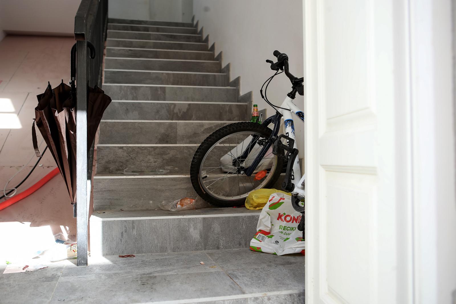 Obrovac: Poplava se polako povlači, stanovnici spašavaju stvari iz domova