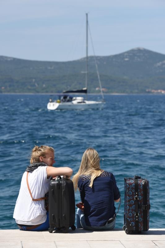 Velik broj turista jutro je proveo u gradu, a dio njih odlucio je plazu zamijeniti rivom. Photo: Dino Stanin/PIXSELL Autor  Dino Stanin/PIXSELL Ključne riječi  gosti, sunce, more, turisti, turizam, kupanje, suncanje, riva