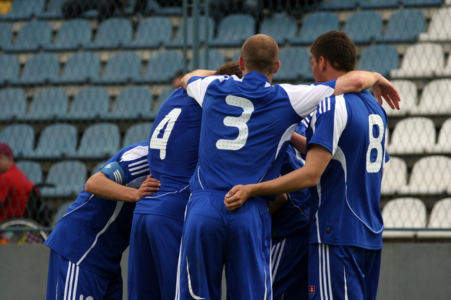 Varazdin, 190510.
Na gradskom stadionu u Varazdinu igra se kvalifikacijska utakmica za europsko prvenstvo U-21 izmedju reprezentacija Hrvatske i Slovacke.
Na slici: slavlje slovacke reprezentacije nakon postignutog pogotka.
Foto: Andrej Svoger / CROPIX
