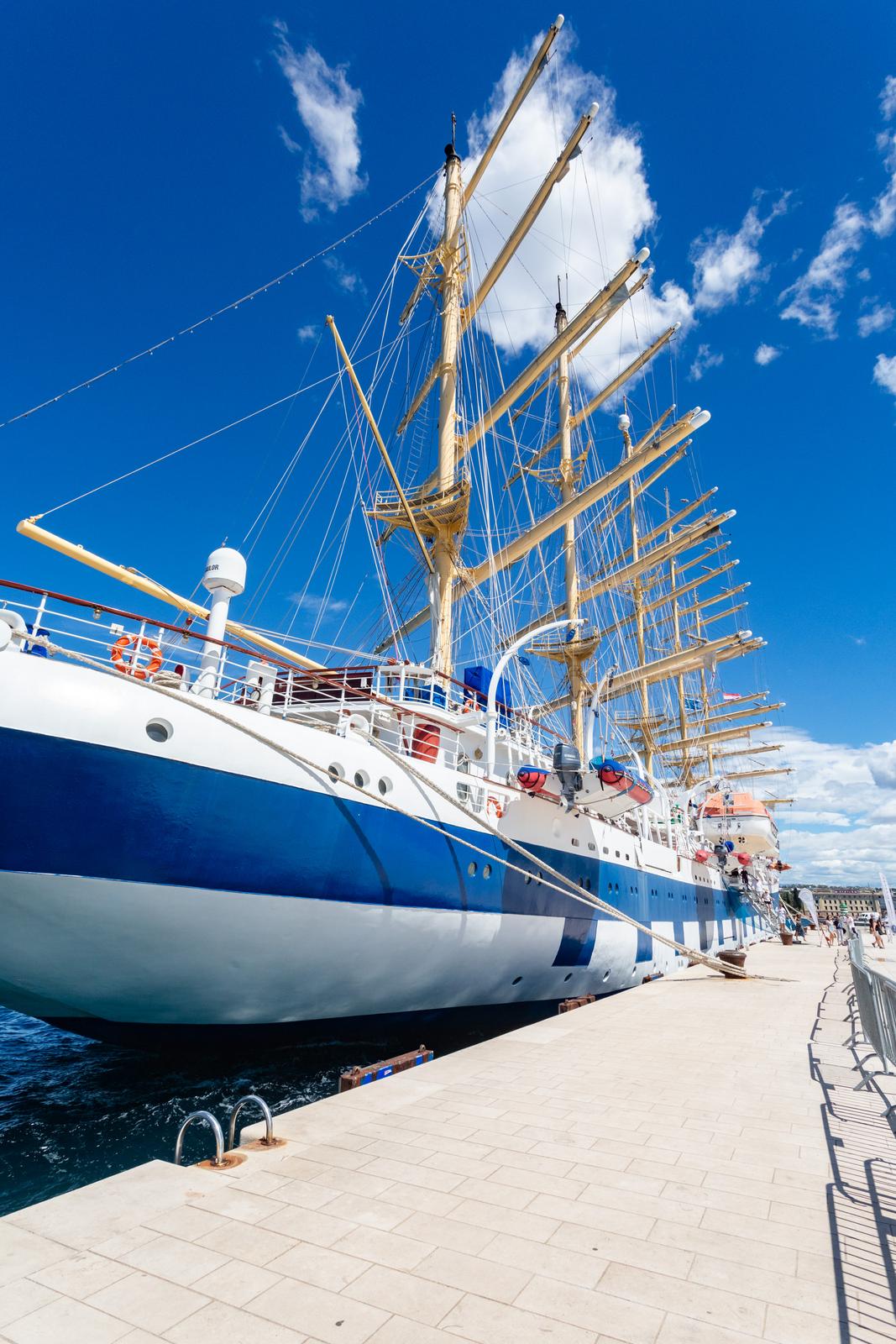 Velicanstveni jedrenjak Royal Clipper na Pozdravu suncu Velicanstveni jedrenjak Royal Clipper na Pozdravu suncu