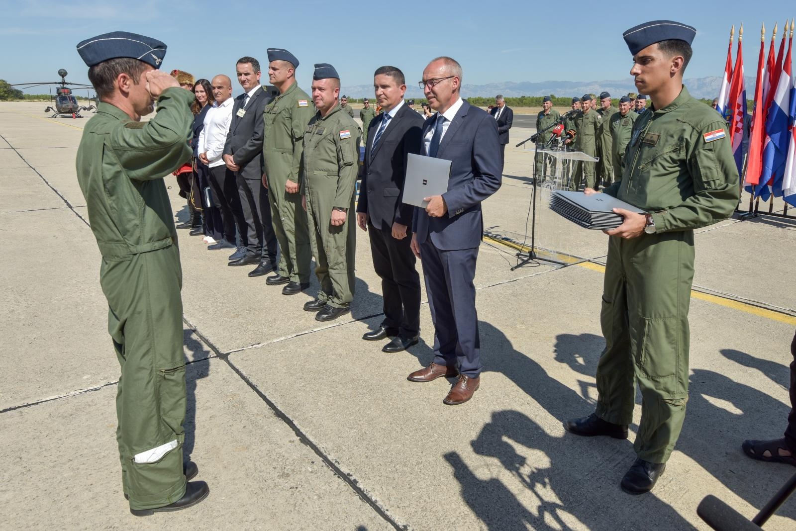 Svečanost povodom završetka obuke pilota na helikopterima OH-58D Kiowa Warrior Svečanost povodom završetka obuke pilota na helikopterima OH-58D Kiowa Warrior