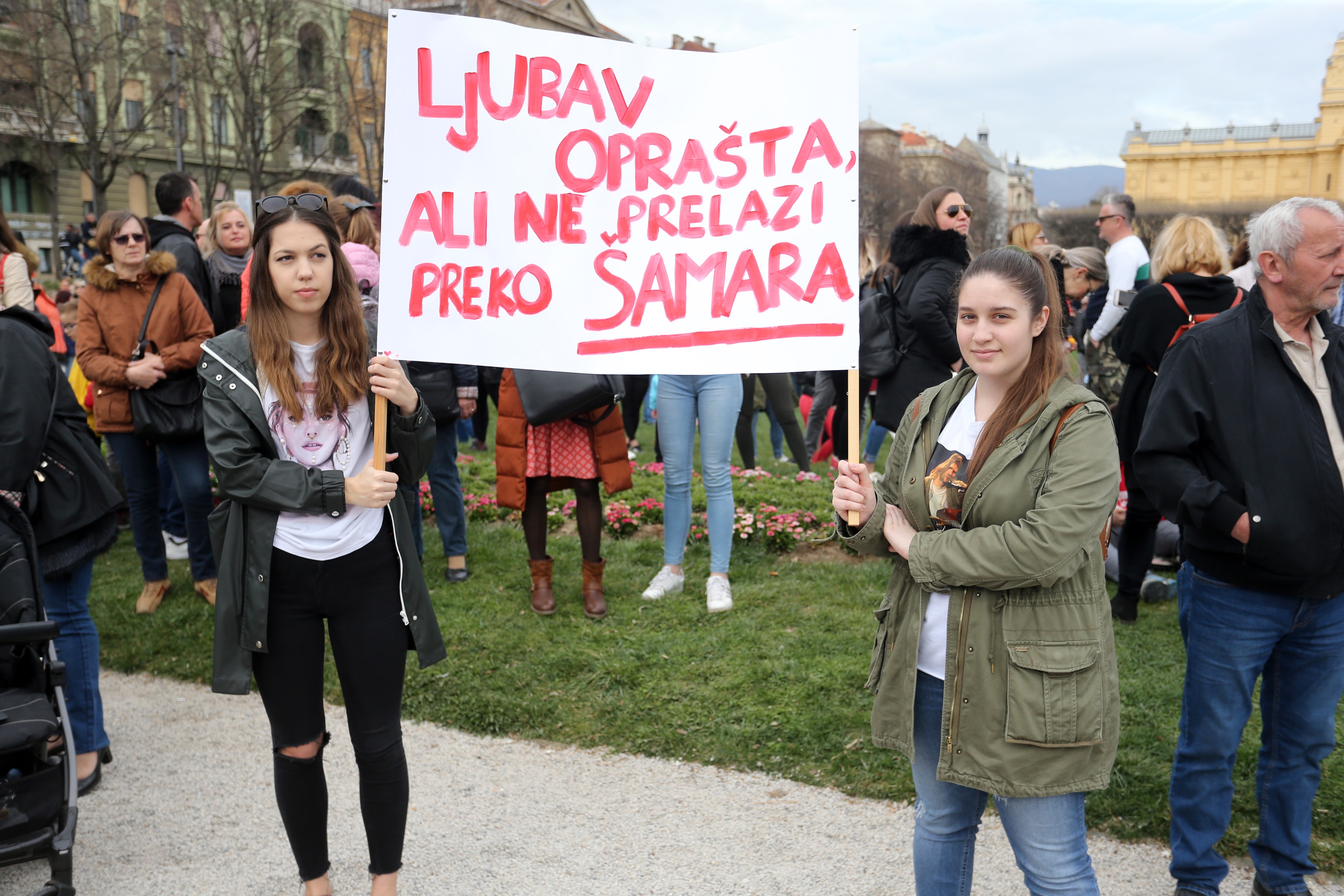 Prosvjed #spasime: Tomislavov trg u Zagrebu pun ljudi, došao i Plenković Prosvjed #spasime: Tomislavov trg u Zagrebu pun ljudi, došao i Plenković