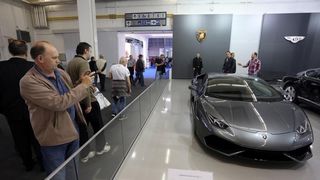 Posjetitelji razgledavaju modele automobila na Zagreb Auto Showu  koji se održava na zagrebačkom Velesajmu.  Photo: Borna Filić/PIXSELL