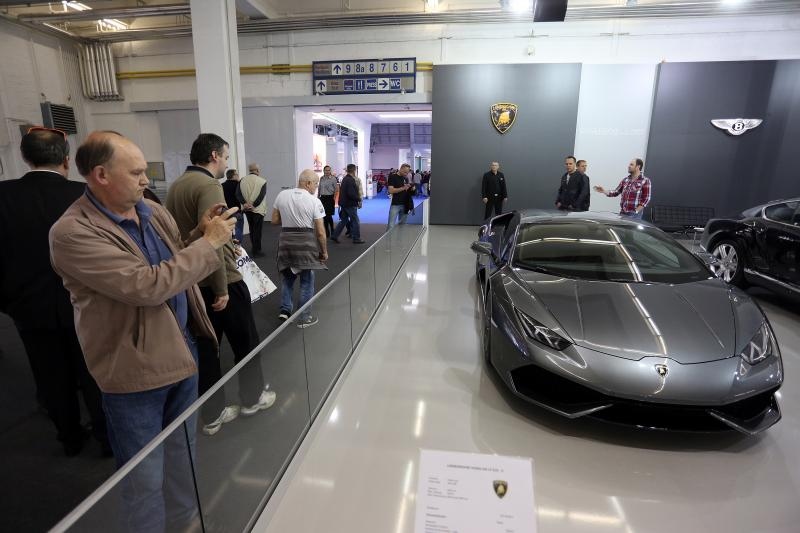 Posjetitelji razgledavaju modele automobila na Zagreb Auto Showu  koji se održava na zagrebačkom Velesajmu.  Photo: Borna Filić/PIXSELL