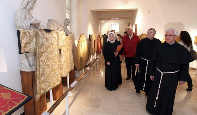 Zadar, 090410.
U prostoru Stalne izlozba crkvene umjetnosti uprilicena je izlozba “Liturgisko ruho” na kojoj je predstavljeno 79 djelova nikad ranije izlaganog liturgijskog ruha.Autorica izlozbe je Silvija Banic( na slici).
Foto : Vladimir Ivanov / CROPIX