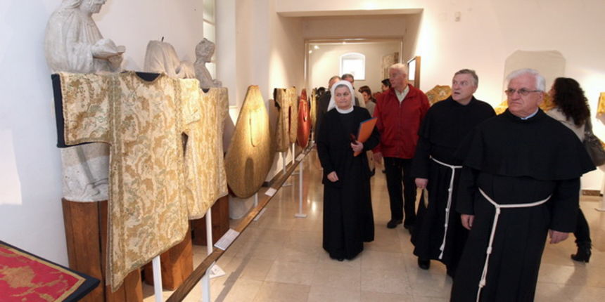 Zadar, 090410.
U prostoru Stalne izlozba crkvene umjetnosti uprilicena je izlozba “Liturgisko ruho” na kojoj je predstavljeno 79 djelova nikad ranije izlaganog liturgijskog ruha.Autorica izlozbe je Silvija Banic( na slici).
Foto : Vladimir Ivanov / CROPIX