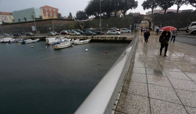27.02.2014., Zadar – Velik pljusak pogodio je zadarsko podrucje, a u centru grada bujica je izbacila sadrzaj kanalizacije na ulicu. Photo: Filip Brala/PIXSELL Autor  Filip Brala/PIXSELL Ključne riječi  kanalizacija, pljusak, kisa, nevrijeme