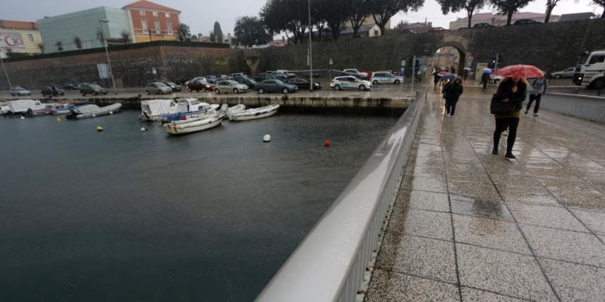 27.02.2014., Zadar – Velik pljusak pogodio je zadarsko podrucje, a u centru grada bujica je izbacila sadrzaj kanalizacije na ulicu. Photo: Filip Brala/PIXSELL Autor Filip Brala/PIXSELL Ključne riječi kanalizacija, pljusak, kisa, nevrijeme 27.02.2014., Zadar – Velik pljusak pogodio je zadarsko podrucje, a u centru grada bujica je izbacila sadrzaj kanalizacije na ulicu. Photo: Filip Brala/PIXSELL Autor Filip Brala/PIXSELL Ključne riječi kanalizacija, pljusak, kisa, nevrijeme
