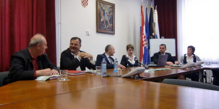 Na konferenciji u pu zadarskoj su bili prisutni dr. Josip Kraljić, županijski pročelnik za zadravstvo, Elis Žodan, glasnogovornik PU zadarske, Sandra Poljak Jurinčić, djelatnica Službe za prevenciju, Milivoj Dujela, predsjednik Matice umirovljenika Zadars Na konferenciji u pu zadarskoj su bili prisutni dr. Josip Kraljić, županijski pročelnik za zadravstvo, Elis Žodan, glasnogovornik PU zadarske, Sandra Poljak Jurinčić, djelatnica Službe za prevenciju, Milivoj Dujela, predsjednik Matice umirovljenika Zadars