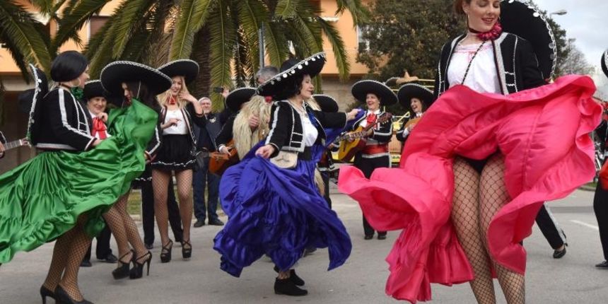 Karnevalska povorka krenula je s Branimirove obale prema Poluotoku. Photo: Dino Stanin/PIXSELL Karnevalska povorka krenula je s Branimirove obale prema Poluotoku. Photo: Dino Stanin/PIXSELL