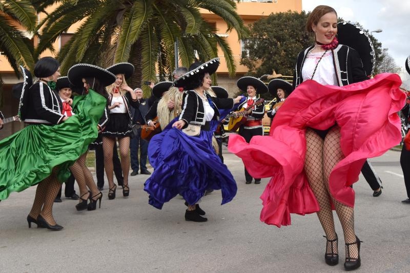 Karnevalska povorka krenula je s Branimirove obale prema Poluotoku. Photo: Dino Stanin/PIXSELL