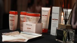 U vjenčanicama koje je dizajnirala Matija Vujica kozmetičku liniju su predstavile Renata Sopek. Natali Dizdar, Tatjana Jurić, Vanna i Lana Jurčević U vjenčanicama koje je dizajnirala Matija Vujica kozmetičku liniju su predstavile Renata Sopek. Natali Dizdar, Tatjana Jurić, Vanna i Lana Jurčević