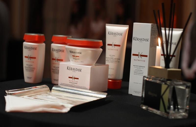 U vjenčanicama koje je dizajnirala Matija Vujica kozmetičku liniju su predstavile Renata Sopek. Natali Dizdar, Tatjana Jurić, Vanna i Lana Jurčević U vjenčanicama koje je dizajnirala Matija Vujica kozmetičku liniju su predstavile Renata Sopek. Natali Dizdar, Tatjana Jurić, Vanna i Lana Jurčević