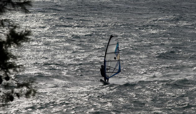 Zadar, 111112. 
Jako jugo od ranih jutarnjih sati puse na zadarskom podrucju, temperatura zraka je ugodnih 20 stupnjeva. 
Foto: Jure Miskovic / CROPIX