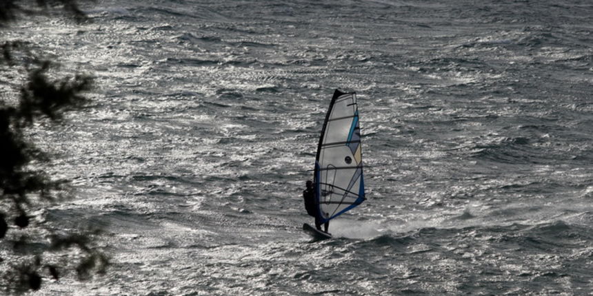 Zadar, 111112. 
Jako jugo od ranih jutarnjih sati puse na zadarskom podrucju, temperatura zraka je ugodnih 20 stupnjeva. 
Foto: Jure Miskovic / CROPIX