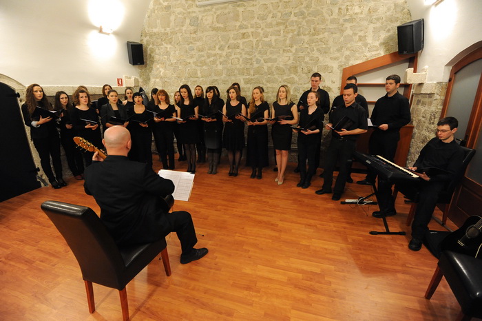 Zadar, 250313.
Nakon renovacije i prenamjene svecano je otvoren studentski klub “Bozo Lerotic”.
Na fotografiji: detalj s otvorenja; studentski zbor.
Foto: Luka Gerlanc / CROPIX Zadar, 250313.
Nakon renovacije i prenamjene svecano je otvoren studentski klub “Bozo Lerotic”.
Na fotografiji: detalj s otvorenja; studentski zbor.
Foto: Luka Gerlanc / CROPIX