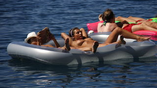 Makarska, 220810.
Dok je u SAD-u zakonom zabranjeno damama kupanje na plazi bez gornjeg dijela kostima, Hrvatska, srecom, nema takvih ogranicenja pa kupacice na makarskim plazama ponosno pruzaju podrsku borbi za jednakost spolova koju na danasnji datum p Makarska, 220810.
Dok je u SAD-u zakonom zabranjeno damama kupanje na plazi bez gornjeg dijela kostima, Hrvatska, srecom, nema takvih ogranicenja pa kupacice na makarskim plazama ponosno pruzaju podrsku borbi za jednakost spolova koju na danasnji datum p