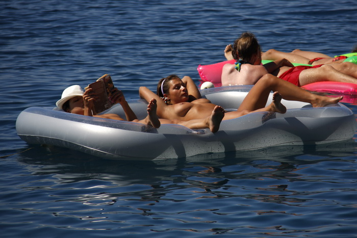 Makarska, 220810.
Dok je u SAD-u zakonom zabranjeno damama kupanje na plazi bez gornjeg dijela kostima, Hrvatska, srecom, nema takvih ogranicenja pa kupacice na makarskim plazama ponosno pruzaju podrsku borbi za jednakost spolova koju na danasnji datum p Makarska, 220810.
Dok je u SAD-u zakonom zabranjeno damama kupanje na plazi bez gornjeg dijela kostima, Hrvatska, srecom, nema takvih ogranicenja pa kupacice na makarskim plazama ponosno pruzaju podrsku borbi za jednakost spolova koju na danasnji datum p