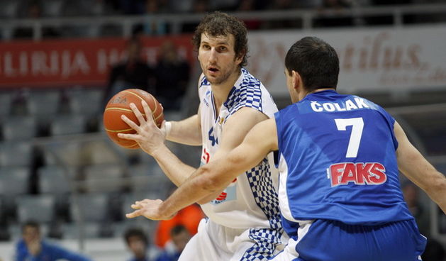 Zadar, 190110.
Dvorana Kresimira Cosica.
Kosarkaska utakmica KK Zadar – KK Siroki.
 Na fotografiji: igrac Zadra Trent Plaisted (bijeli).
Foto: Jure Miskovic / CROPIX