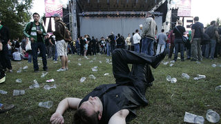 Zagreb, 240609.
Prva vecer T-mobile IN Music Festivala koji se odrzava na Jarunu na dvije pozornice. Kao zvijezde prve veceri najavljeni su Lilly Allen, Kraftwerk, Franz Ferdinand na T-mobile stageu i Rokia Traore na Nokia stageu. 
Na slici: publika.
Foto