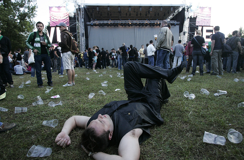 Zagreb, 240609.
Prva vecer T-mobile IN Music Festivala koji se odrzava na Jarunu na dvije pozornice. Kao zvijezde prve veceri najavljeni su Lilly Allen, Kraftwerk, Franz Ferdinand na T-mobile stageu i Rokia Traore na Nokia stageu. 
Na slici: publika.
Foto