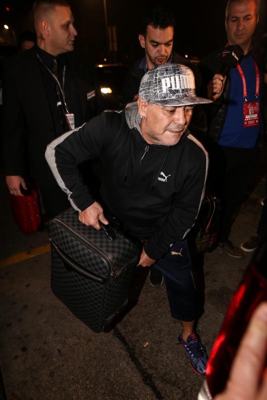 Diego Maradona s djevojkom stigao Zagreb na finale Davis Cupa Diego Maradona s djevojkom stigao Zagreb na finale Davis Cupa