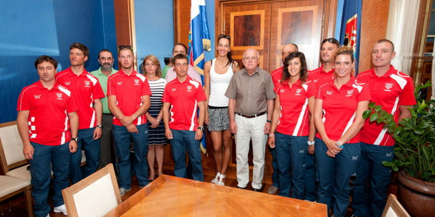 Zadar, 200712.
Zadarski gradaonacelnik dr. Zvonimir Vrancic organiziro je prijem za zadarske Olimpijce.
Foto: Luka Gerlanc / CROPIX Zadar, 200712.
Zadarski gradaonacelnik dr. Zvonimir Vrancic organiziro je prijem za zadarske Olimpijce.
Foto: Luka Gerlanc / CROPIX