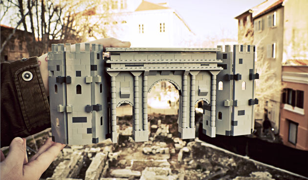 Srednjevjekovna gradska vrata Glavni ulaz u grad u srednjevjekovno vrijeme srušena su u 16. stoljeću, nakon izrade Kopnenih vrata i novih fortifikacijskih zidina oko grada