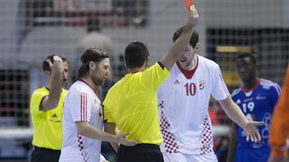 Zaragoza, Spanjolska, 230113.
Gradska dvorana Principe Felipe.
Svjetsko prvenstvo u rukometu za muskarce Spanjolska 2013.
Utakmica cetvrtfinala izmedju reprezentacija Hrvatske i Francuske.
Na fotografiji: crveni karton Dragi Vukovicu.
Foto: Ante Cizmic /