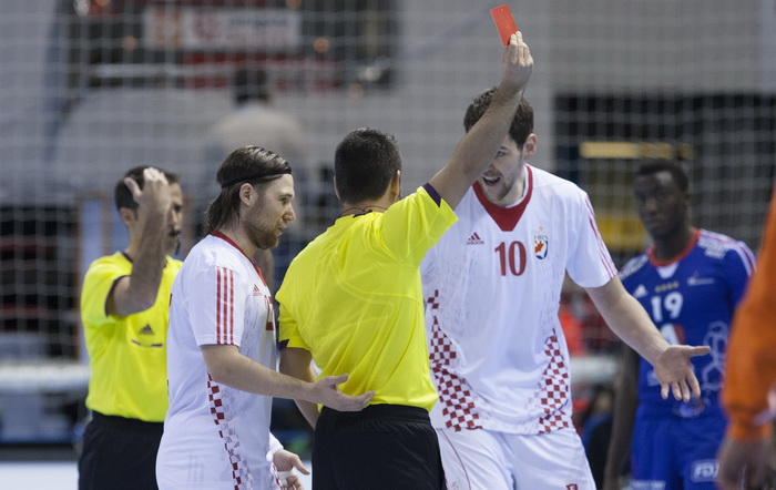 Zaragoza, Spanjolska, 230113.
Gradska dvorana Principe Felipe.
Svjetsko prvenstvo u rukometu za muskarce Spanjolska 2013.
Utakmica cetvrtfinala izmedju reprezentacija Hrvatske i Francuske.
Na fotografiji: crveni karton Dragi Vukovicu.
Foto: Ante Cizmic /