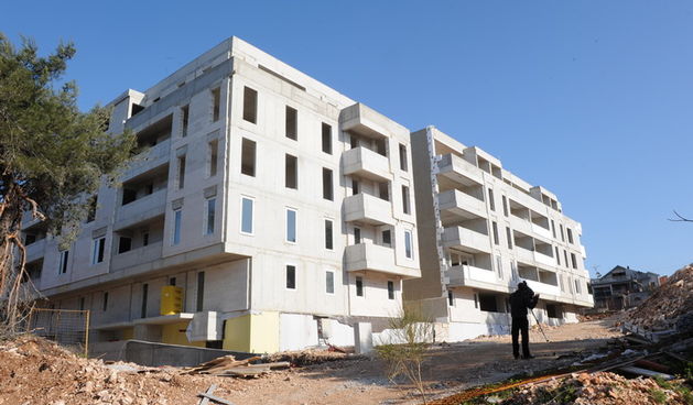 Zadar, 040311.
Gradonacelnik Zadra Zvonimir Vrancic otvorio je radove i na izgradnji infrastrukture na Crvenim kucama gdje se grade socijalni stanovi, stanovi POS-a.
Foto: Andrija Lucic / CROPIX