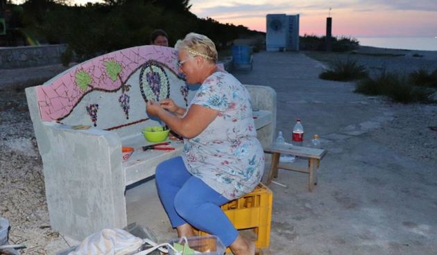 Božica Kliman u Sušici započela izradu pete mozaik-klupe