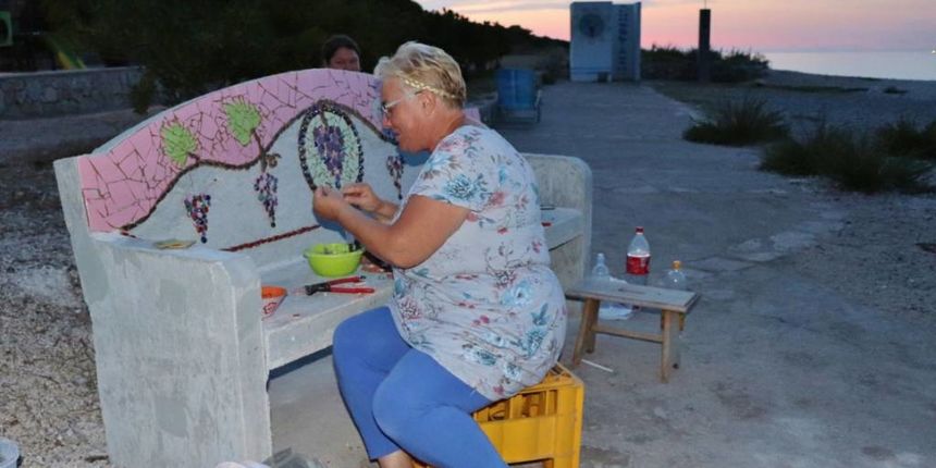 Božica Kliman u Sušici započela izradu pete mozaik-klupe Božica Kliman u Sušici započela izradu pete mozaik-klupe