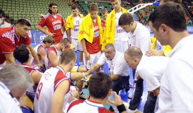 Poznan, 070909.
Arena Poznan.
Europsko prvenstvo u kosarci, 1. kolo skupine A izmedju Hrvatske i Izraela igra se u poljskom gradu Poznan.
Na slici: hrvatski igraci na klupi tokom minute odmora slusaju upute Jasmina Repese izbornika.
Foto: Drago Sopta  / C