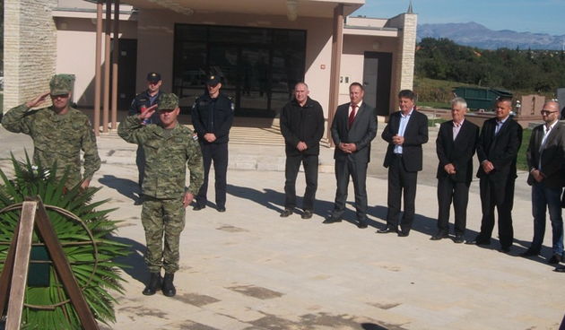 U Benkovcu obilježen Dan neovisnosti, Izaslantvo Grada Benkovca položilo vijence. Foto: Grad Benkovac