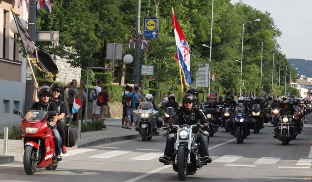 Knin – Povodom svecanog obiljezavanja Dana pobjede i domovinske zahvalnosti i Dana hrvatskih branitelja te 19. obljetnice VRO OLUJA bajkeri su prodefilirali ulicama Knina u vec poznatom moto defileu moto kluba veterana Croatia  Ponos ratnih veterana. Pho