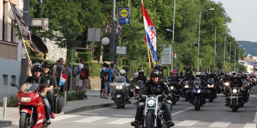 Knin – Povodom svecanog obiljezavanja Dana pobjede i domovinske zahvalnosti i Dana hrvatskih branitelja te 19. obljetnice VRO OLUJA bajkeri su prodefilirali ulicama Knina u vec poznatom moto defileu moto kluba veterana Croatia  Ponos ratnih veterana. Pho