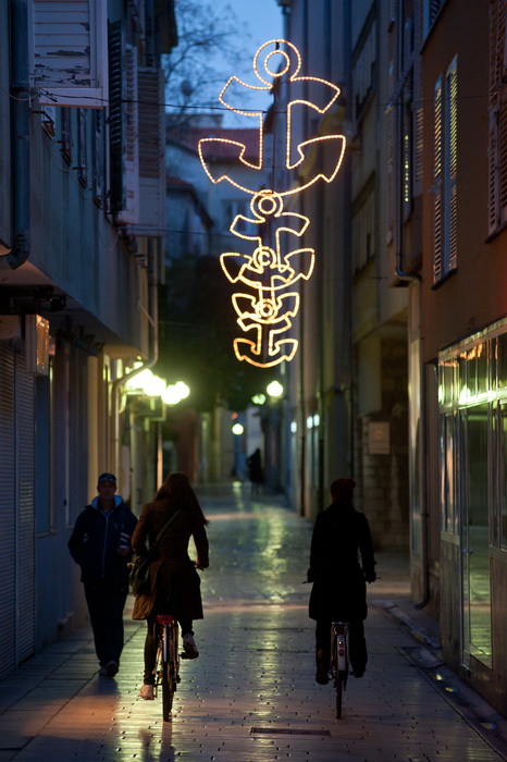 Zadar, 221212.
Uoci Bozica koji stize za tri dana, ulice su uredjene, a u gradu vlada blagdansko ozracje.
Na fotografiji: ukrasene gradske ulice.
Foto: Luka Gerlanc / CROPIX Zadar, 221212.
Uoci Bozica koji stize za tri dana, ulice su uredjene, a u gradu vlada blagdansko ozracje.
Na fotografiji: ukrasene gradske ulice.
Foto: Luka Gerlanc / CROPIX