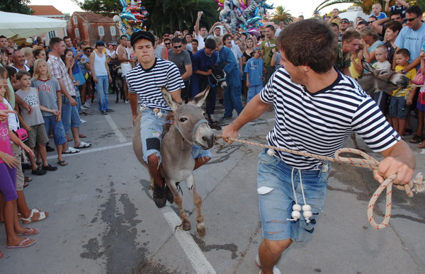 Zadar, 050809.
Danas je na otoku Ugljanu u mjesto Kukljica slavljena Gospa od Sniga. Festa u Kukljici vec tradicionalno prvlaci veliki broj ljudi, a uz ples tamosnje folklorne skupine odrzana je i utrka tovara.
Foto: Andrija lucic / CROPIX Zadar, 050809.
Danas je na otoku Ugljanu u mjesto Kukljica slavljena Gospa od Sniga. Festa u Kukljici vec tradicionalno prvlaci veliki broj ljudi, a uz ples tamosnje folklorne skupine odrzana je i utrka tovara.
Foto: Andrija lucic / CROPIX