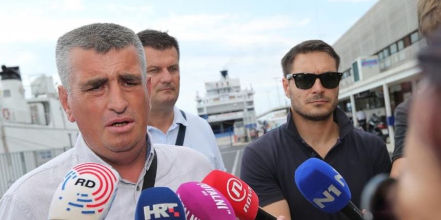 Saborski zastupnik MOST-a Miro Bulj obratio se medijima u gradskoj luci vezano uz nepravilnosti u radu Jadrolinije. Photo: Ivo Cagalj/PIXSELL Saborski zastupnik MOST-a Miro Bulj obratio se medijima u gradskoj luci vezano uz nepravilnosti u radu Jadrolinije. Photo: Ivo Cagalj/PIXSELL