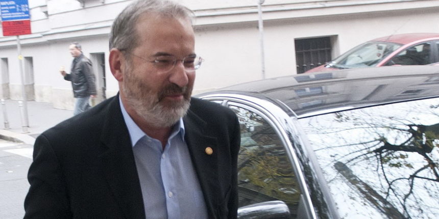 Zgareb, 091111.
Drzavni odvjetnik Mladen Bajic dolazi u prostorije Drzavnog odvjetnistva u Gajevoj ulici.
Foto: Admir Buljubasic / CROPIX Zgareb, 091111.
Drzavni odvjetnik Mladen Bajic dolazi u prostorije Drzavnog odvjetnistva u Gajevoj ulici.
Foto: Admir Buljubasic / CROPIX